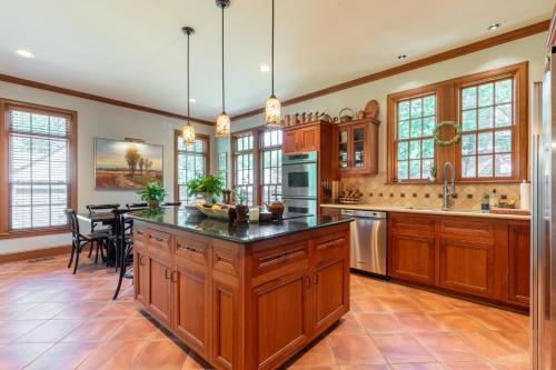 Luxury and Old World Charm in Historic Midtown near Brooks Museum of Art