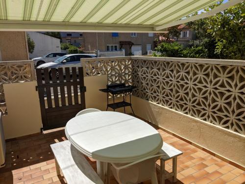 Villa T3 climatisée, 57m², 5/6 pers, proche plage, rénovée, terrasse, parking, quartier animé - FR-1-797-48