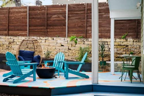 Content Casa Near Bars,Pool,DT with Hot Tub and Patio in Austin, USA