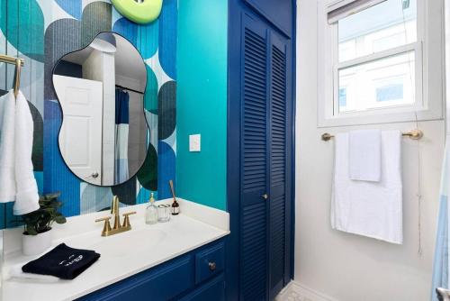 Content Casa Near Bars,Pool,DT with Hot Tub and Patio in Austin, USA