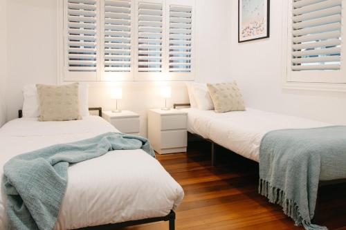 Moffat Beach Coastal Contemporary Unit A - image 2