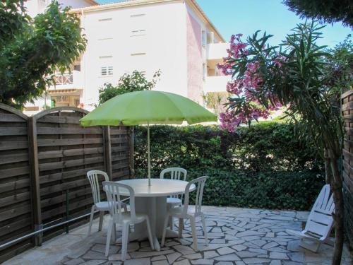 Studio calme avec piscine et parking, proche plage du Lavandou - FR-1-803-7