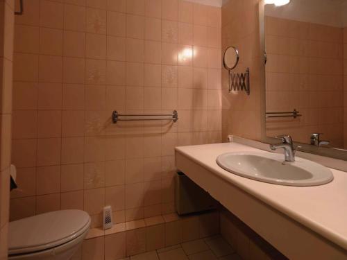Studio climatisé au Lavandou, 1er étage, accès plage, équipements complets - FR-1-803-16 (Studio climatise au Lavandou, 1er etage, acces plage, equipements complets - FR-1-803-16) in Le Lavandou City Center