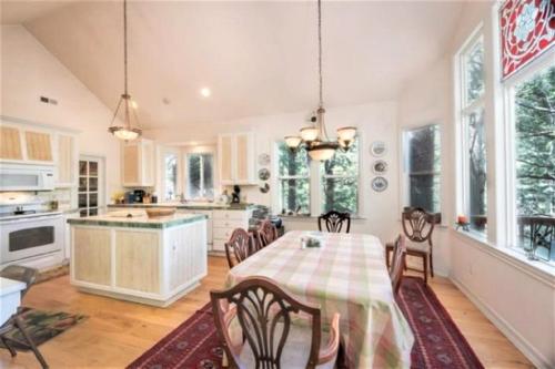 Annandale - V067 in Lake Arrowhead, USA