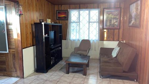 Közös társalgó / TV, Colon Escape House in Colon