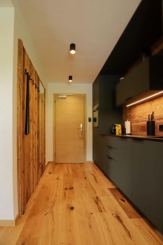 廚房, WOLF Apartments - Panorama Mountain Retreat in Tirol in 布倫納山口格里斯