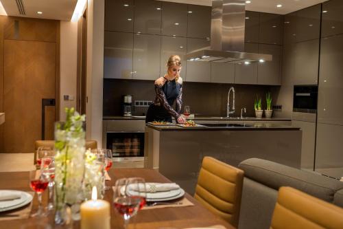 Four Seasons Hotel - image 3