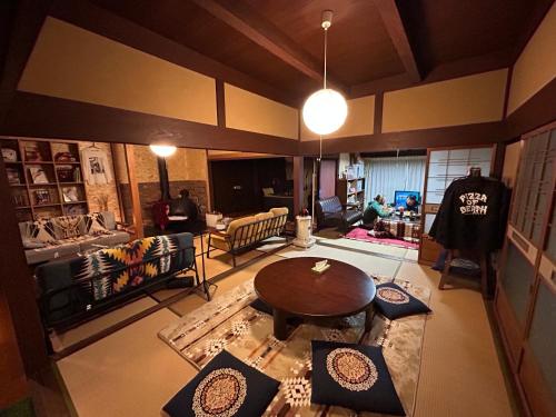 Shared lounge/TV area, Guest House DETARAMESO in Higashiomi