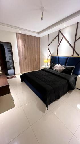 Modern Cityscape Loft - image 3