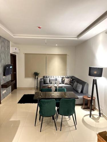 Modern Cityscape Loft - image 8