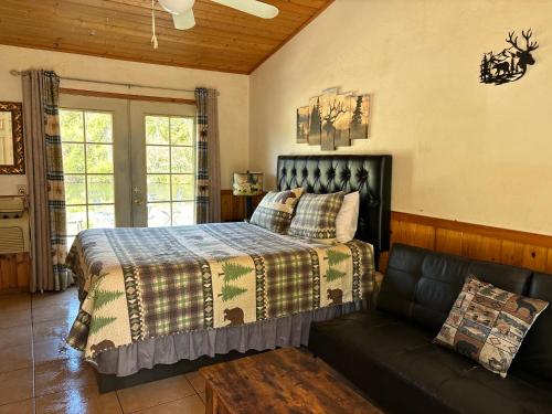 Sequoia River Front Cabins in Três Rios (CA)