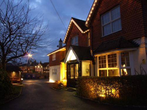 Corner House Hotel Gatwick with bookable Holiday parking Hotel de charme Moat House Gatwick