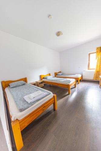 3 twin beds