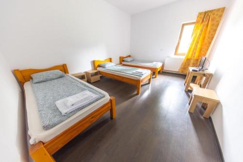3 twin beds