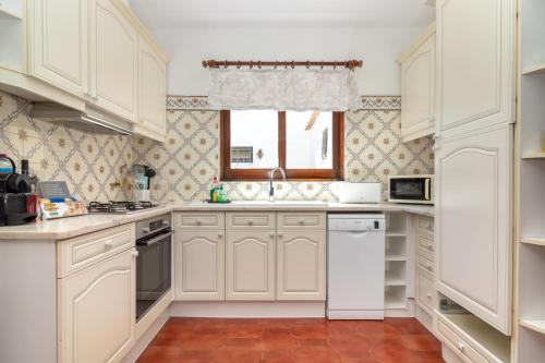 4 Bed Villa Pool & Tennis Court in Carvoeiro - image 4