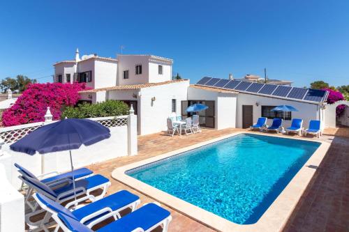 4 Bed Villa Pool & Tennis Court in Carvoeiro - image 2