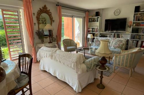 The Flower- Townhouse with air conditioning and garden! in Óceánparti