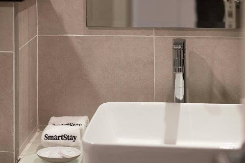 SmartStay at Carson Tower - Panoramic City Views - Modern Luxury Apartments - image 2