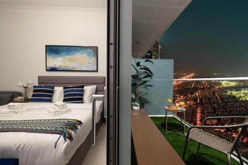 SmartStay at Carson Tower - Panoramic City Views - Modern Luxury Apartments - image 11