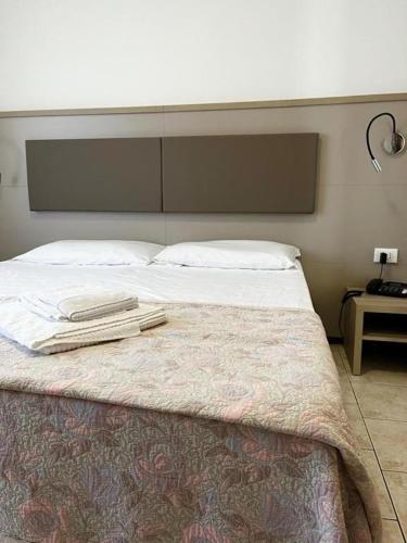 Double or Twin Room with Balcony image 4