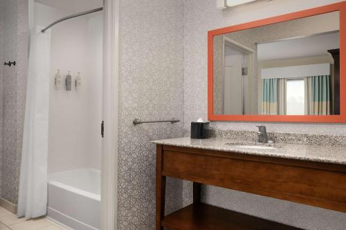Hampton Inn & Suites Huntsville Research Park Area - image 12