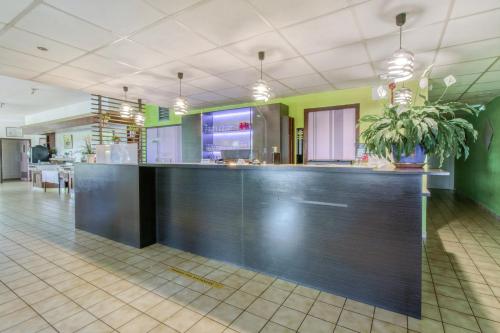 Brit Hotel Essentiel Pau - Lons - image 8