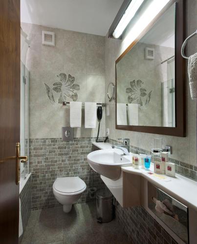 Standard Double or Twin Room image 4