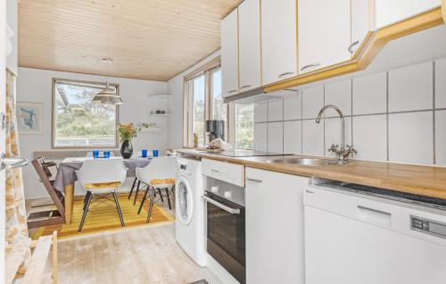 Kitchen, 3 Bedroom Pet Friendly Home In Hadsund in Oster Hurup