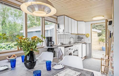 Kitchen, 3 Bedroom Pet Friendly Home In Hadsund in Oster Hurup