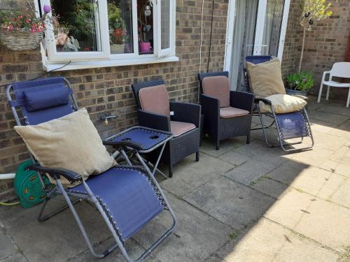 Facilities, Double bedroom sleeps 1 or 2 with back garden view near Little Heath