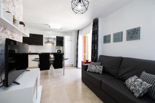 One-Bedroom Apartment image 9