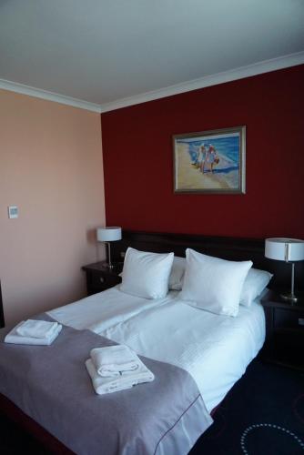 574304735 Hotel Admirał