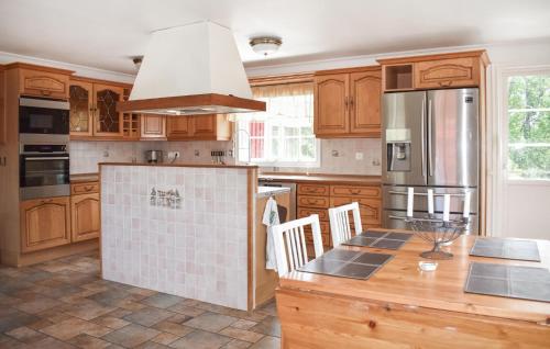 주방, Gorgeous Home In Holmsjö With Lake View (Gorgeous Home In Holmsjo With Lake View) in 뢰데뷔