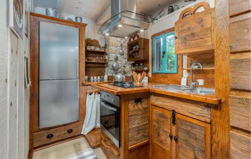 廚房, 2 Bedroom Amazing Home In Delnice in 代爾尼采