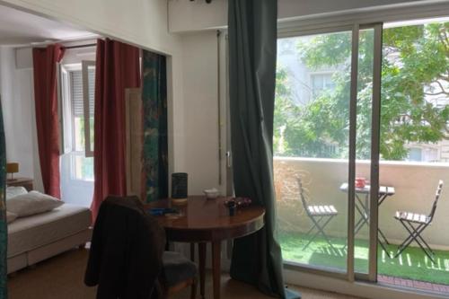 Charming nest of 45 m with balcony - image 3