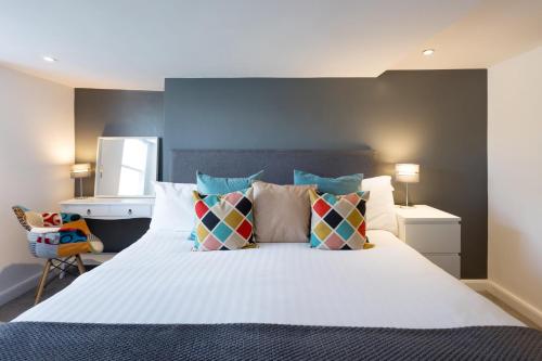 1 king bed, 1 double bed