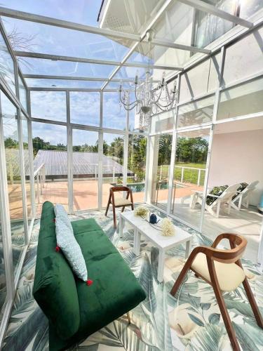 Experience Elements CherryBlossoms, Pool,SunRoom, Silang (foto 10)