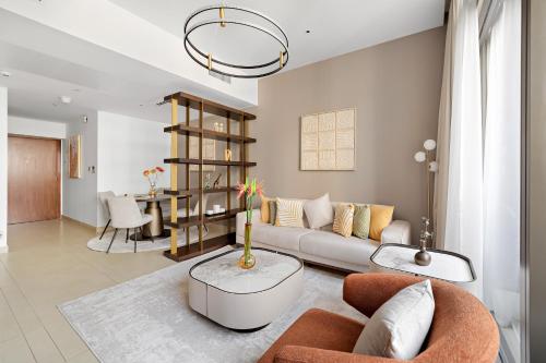 Chic 1-Bed Near Marina Promenade - 5 min to Tram, Дубай (фото 7)