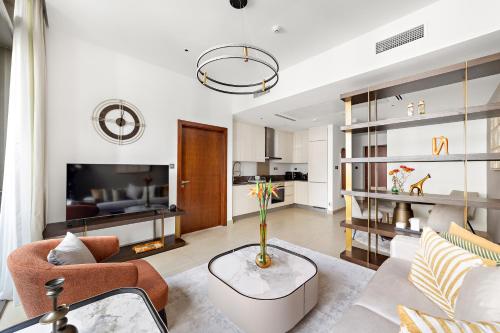 Chic 1-Bed Near Marina Promenade - 5 min to Tram, Дубай (фото 8)