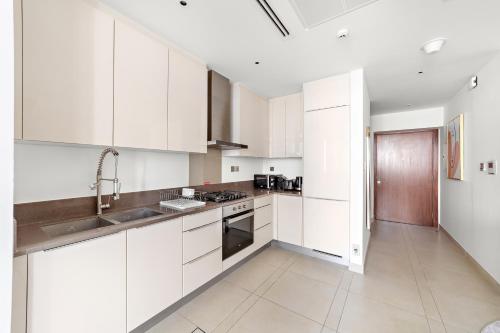Chic 1-Bed Near Marina Promenade - 5 min to Tram, Дубай (фото 10)