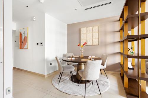 Chic 1-Bed Near Marina Promenade - 5 min to Tram, Дубай (фото 9)