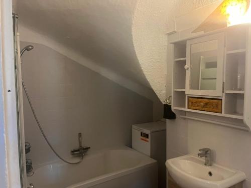 Bathroom, Studio confortable a Marseille - 25 m² - Proche centre-ville in L'Estaque