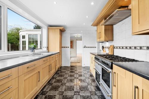 135 négyzetméteres, 5 hálószobás Ház 2 fürdőszobával Wollaton területén (Wollaton Way by Tŷ SA) near Wollaton Hall and Park