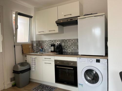 Kitchen, Studio Juan les Pins balcon 10min plage in Le Fournel