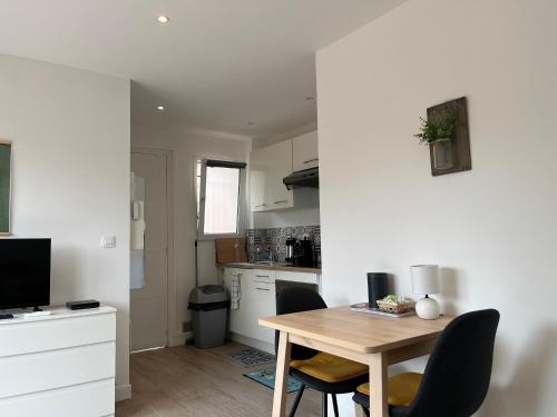Kitchen, Studio Juan les Pins balcon 10min plage in Le Fournel