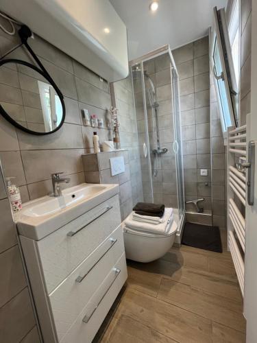 Shower, Studio Juan les Pins balcon 10min plage in Le Fournel