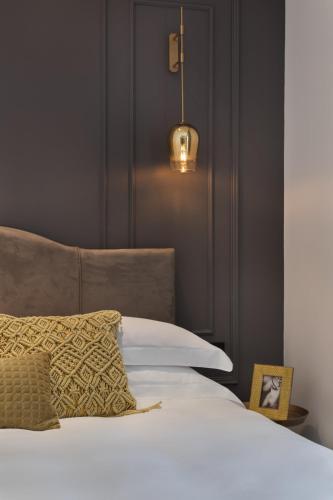 Small Classic Room image 1