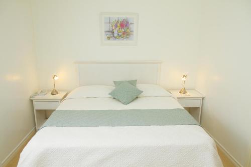1 double bed, 2 twin beds, 2 sofa beds