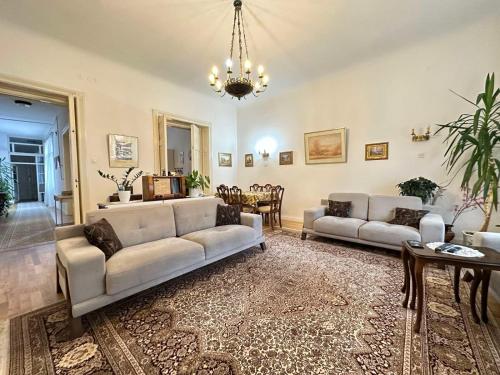 The Best Location salon apartment with main street view