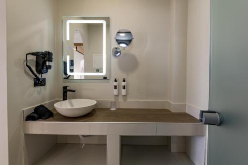 574342212 Nikon Boutique Hotel